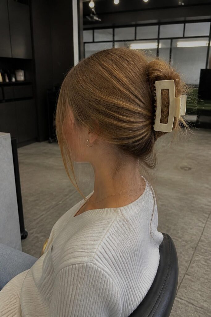 The low messy bun with clip