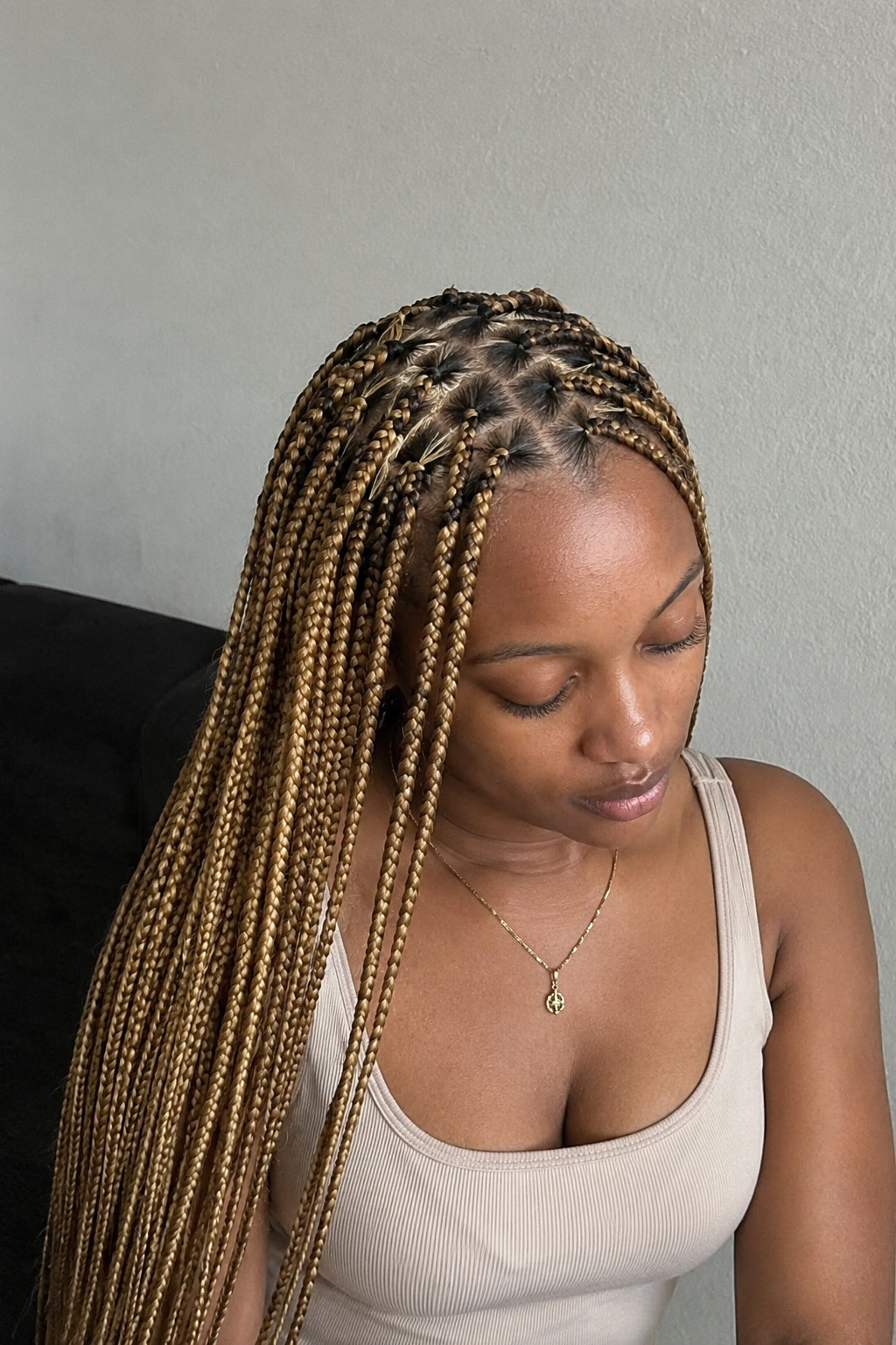 1. Honey blonde knotless braids