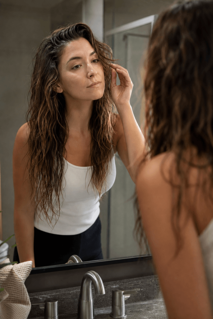 How to style wavy hair without product image 01
