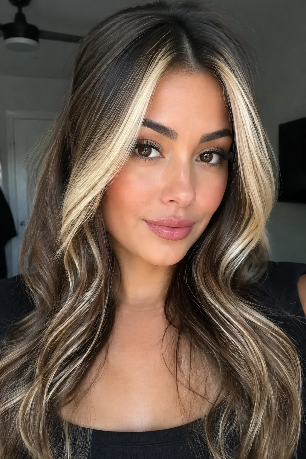 High-Contrast Vanilla Money Piece hair color